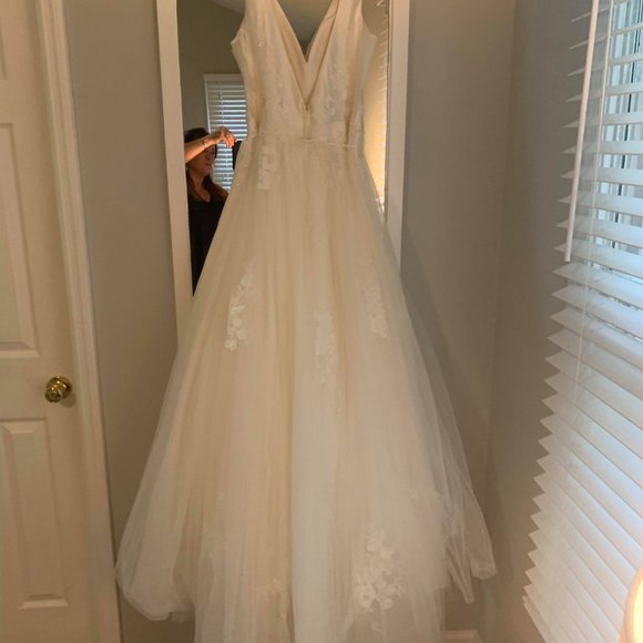 WEDDING DRESS, VIEL AND JEWELED BAND INCLUDED. - Picture 6 of 16